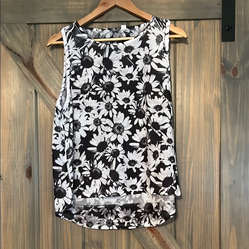 Floral Black and White Sleeveless Top Size XL